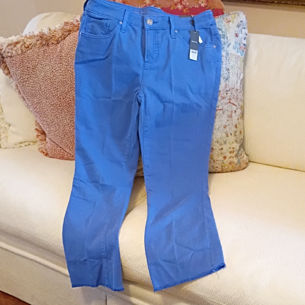 NEE Chico's So Slimming Girlfriend Kickflare Crops